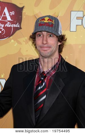LAS VEGAS - DEC 6: Travis Pastrana přijíždí na 2010 americká Country Awards v MGM Grand Garden 