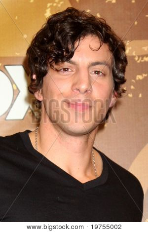ลอสแองเจลิส - 6 dec: Joshua Scott Jones ในห้องกดของ 2010 อเมริกันประเทศรางวัลที่ MG