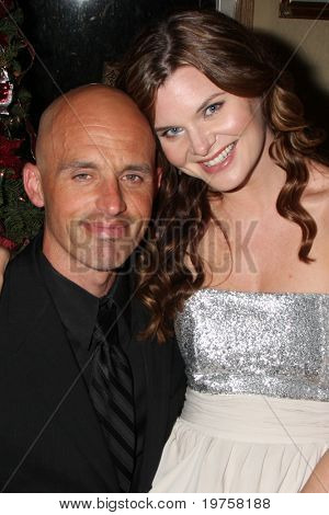 LOS ANGELES - DEC 11: James Achor, Heather Tom på Heather Toms årlige julefrokost 2010 på Priv