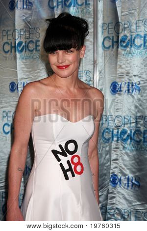 LOS ANGELES - JAN 5: Pauley Perrette kommt in 2011 People's Choice Awards im Nokia Theater im LA 