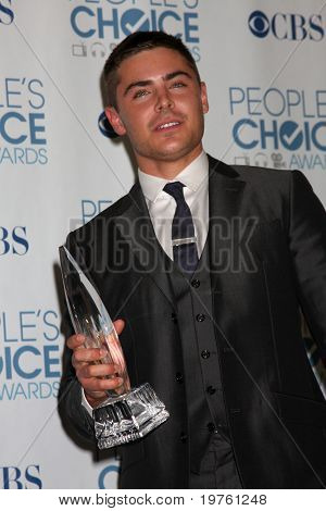 Los Angeles jan 5: Zac Efron kommt in 2011 people's Choice Awards Nokia Theatre am la-live-o