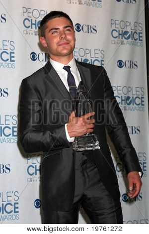 LOS ANGELES - JAN 5: Zac Efron kommt in 2011 People's Choice Awards im Nokia Theater im LA Live o