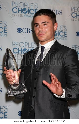 LOS ANGELES - JAN 5: Zac Efron kommt in 2011 People's Choice Awards im Nokia Theater im LA Live o