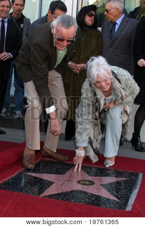 LOS ANGELES - JAN 4: Stan Lee, żona Joan Lee podczas ceremonii dla Stana Lee jak on odbiera jego gwiazda o