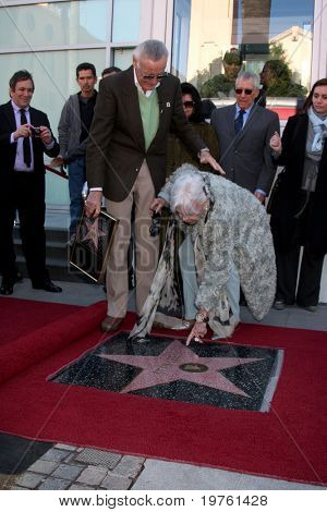 LOS ANGELES - JAN 4: Stan Lee, żona Joan Lee podczas ceremonii dla Stana Lee jak on odbiera jego gwiazda o