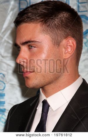 Los Angeles jan 5: Zac Efron kommt in 2011 people's Choice Awards Nokia Theatre am la-live-o