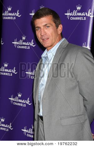 LOS ANGELES – JAN 7: Joe Lando przybywa w stronę TCA Hallmark Zima 2011 w Tournament of Roses