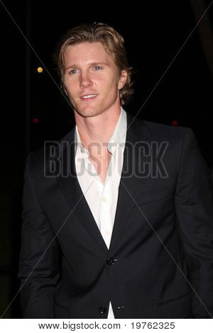 LOS ANGELES - 7 de JAN: Thad Luckinbill llega a la fiesta de TCA de sello invierno 2011 en torneo de