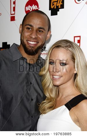 LOS ANGELES - JAN 5: Hank Bassett, Kendra Wilkinson Comcast eğlence grup Tele geldi