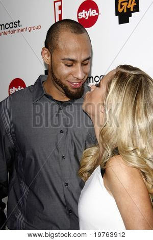 LOS ANGELES - JAN 5: Hank Bassett, Kendra Wilkinson Comcast eğlence grup Tele geldi