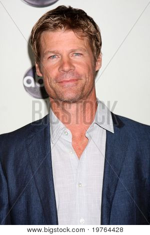 LOS ANGELES - JAN 10: Joel Gretsch przybywa w Disney ABC Television Group TCA Winter 2011 Pre