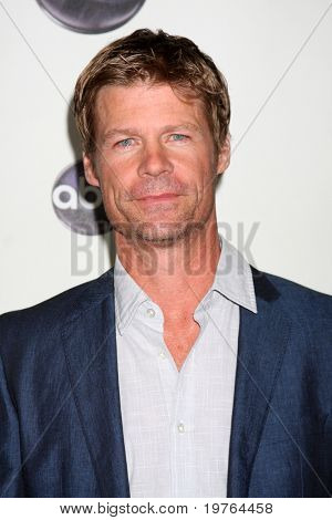 LOS ANGELES - JAN 10: Joel Gretsch przybywa w Disney ABC Television Group TCA Winter 2011 Pre