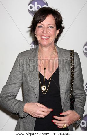 LOS ANGELES - JAN 10: Allison Janney arriva presso TCA Winter 2011 della Disney ABC Television Group P