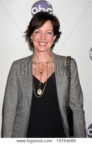 LOS ANGELES - JAN 10: Allison Janney arriva presso TCA Winter 2011 della Disney ABC Television Group P