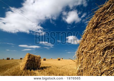 Haystacks ve mavi gökyüzü, bakış açısı yatay