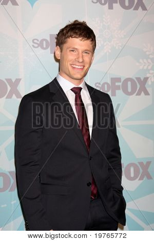 PASADENA, CA - JAN. 11: Matt Lauria přijíždí z večírku FOX 2011 zimní TCA v Villa Sorriso na Jan