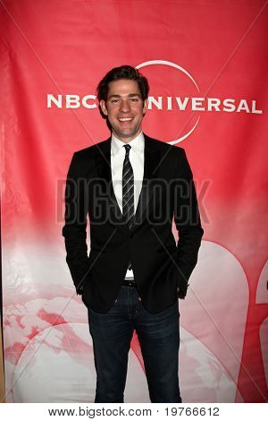 PASADENA, CA - JAN 13: John Krasinski megérkezik az NBC TCA Winter 2011 párt Langham Huntingto