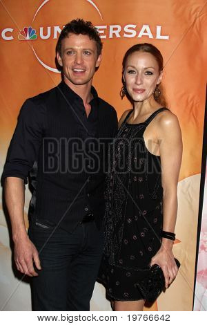 PASADENA, CA - JAN 13: David Lyons & Jennifer Ferrin ankommer til NBC TCA vinter 2011 fest på La