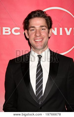 PASADENA, CA - JAN 13: John Krasinski megérkezik az NBC TCA Winter 2011 párt Langham Huntingto