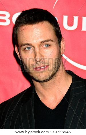PASADENA, CA - JAN 13: Eric Martsolf dorazí na NBC TCA zima 2011 Party v Langham Huntington