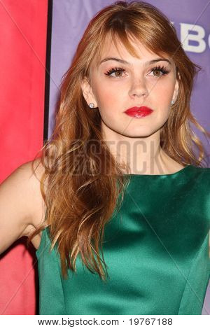 PASADENA, CA - JAN 13: Aimee Teegarden arriveert op de NBC TCA Winter 2011 Party in Langham Huntingt