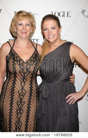 LOS ANGELES - 15 JAN: Paula Hart, Melissas Joan Hart arrive lors du Gala de « Heaven » de l'Art de Elysium 20