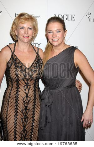 LOS ANGELES - 15 JAN: Paula Hart, Melissas Joan Hart arrive lors du Gala de « Heaven » de l'Art de Elysium 20