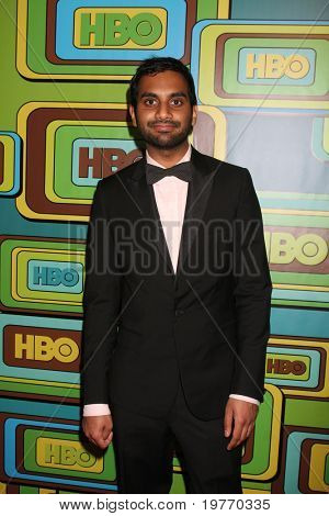 BEVERLY HILLS - JAN 16: Aziz Ansari arriva alla HBO Golden Globe Party 2011 a Circa 55 all'essere