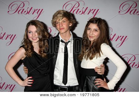 SANTA MONICA, CA - JAN 19: Sammi Hanratty, Cody Simpson, Jennessa Rose ankommer til Cody Simpson 14