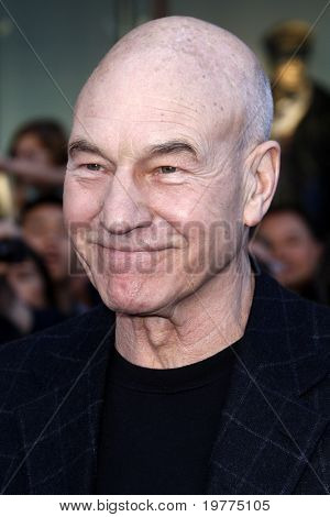 LOS ANGELES - 23 jan: Patrick Stewart มาถึงที่โรง 