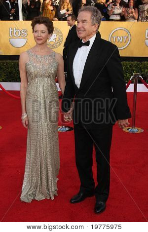 LOS ANGELES - tammi 30: Annette Bening ja Warren Beatty saapuu 2011 Screen Actors Guild Awar