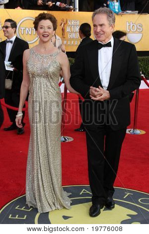 LOS ANGELES - tammi 30: Annette Bening ja Warren Beatty saapuu 2011 Screen Actors Guild Awar