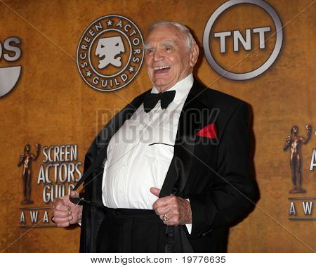 LOS ANGELES - JAN 30: Life Achievement Award modtageren Ernest Borgnine i presserummet på 201
