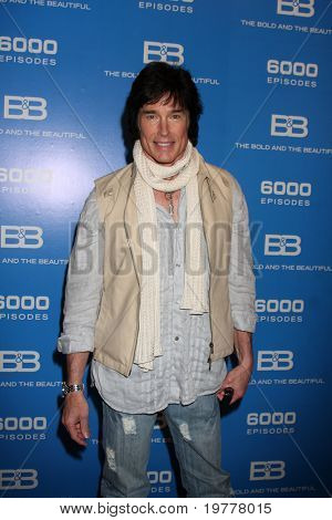 ลอสแองเจลิส - 7 feb: Ronn Moss ที่ฉลองดู 6000th ที่ตัวหนา & สวยที่ CBS Te
