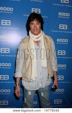 ลอสแองเจลิส - 7 feb: Ronn Moss ที่ฉลองดู 6000th ที่ตัวหนา & สวยที่ CBS Te