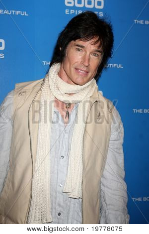 ลอสแองเจลิส - 7 feb: Ronn Moss ที่ฉลองดู 6000th ที่ตัวหนา & สวยที่ CBS Te