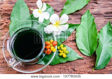 bai-ya-nang juice(thai name) thai herb (Tiliacora triandra)
