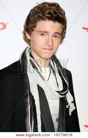 LOS ANGELES - FEB 7: Callan McAuliffe přijíždí na 