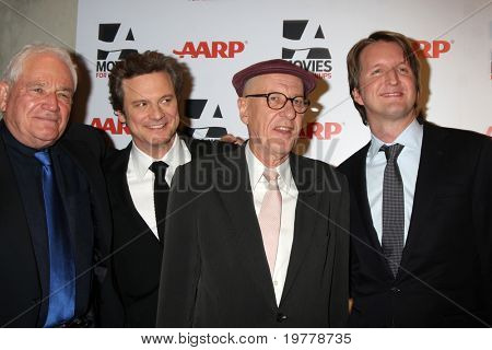 LOS ANGELES - FEB 7: L-R neznámý muž, Colin Firth, Geoffrey Rush, Tom Hooper přijde na 20.