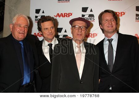LOS ANGELES - FEB 7: L-R neznámý muž, Colin Firth, Geoffrey Rush, Tom Hooper přijde na 20.