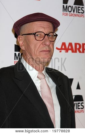 LOS ANGELES - FEB 7: Geoffrey Rush ankommer til 2011 AARP 