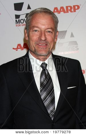 LOS ANGELES - FEB 7: Perry King dorazí na Gala 