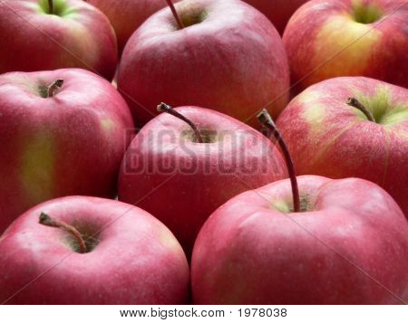 Красные яблоки