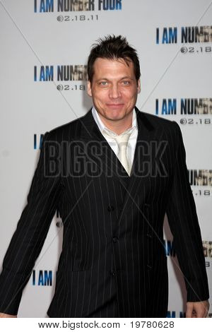 LOS ANGELES - 9 lutego: Holt McCallany przybywa 
