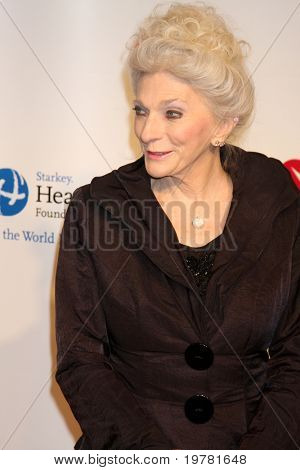 LOS ANGELES - FEB 11: Judy Collins arriva presso la Muiscares Gala Honoring Barbra Streisand a Conv