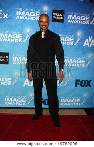 LOS ANGELES - FEB 12: Dondre T. Whitfield přijíždí na recepci nominace 2011 NAACP Image Awards 