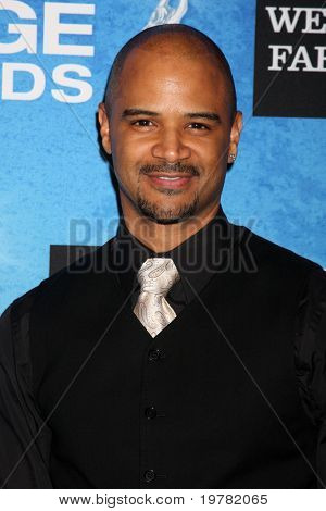 LOS ANGELES - FEB 12: Dondre T. Whitfield přijíždí na recepci nominace 2011 NAACP Image Awards 