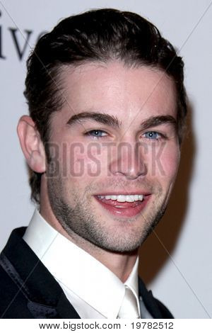 LOS ANGELES - FEB 12: Chace Crawford ankommer til 2011 Pre-GRAMMY Gala og Salute til industrien Ico
