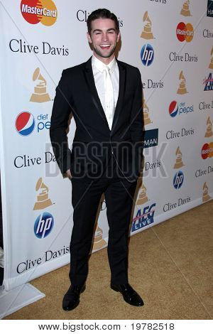 LOS ANGELES - FEB 12: Chace Crawford ankommer til 2011 Pre-GRAMMY Gala og Salute til industrien Ico