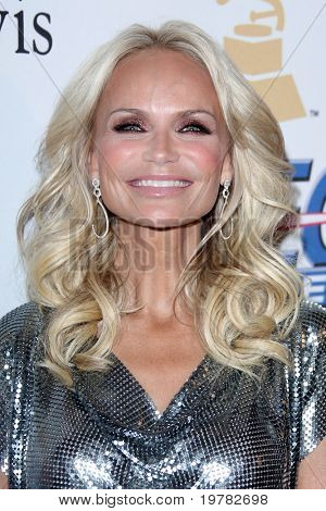 LOS ANGELES - FEB 12: Kristen Chenoweth ankommer til 2011 Pre-GRAMMY Gala og Salute til industrien